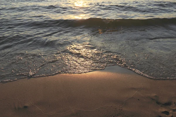 Dalga açık kum plajı üzerinde — Stok fotoğraf