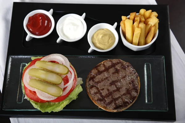 Hamburger frytki i sosy z góry — Zdjęcie stockowe