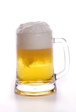 Beyaz arka planda köpüklü bira bardağı