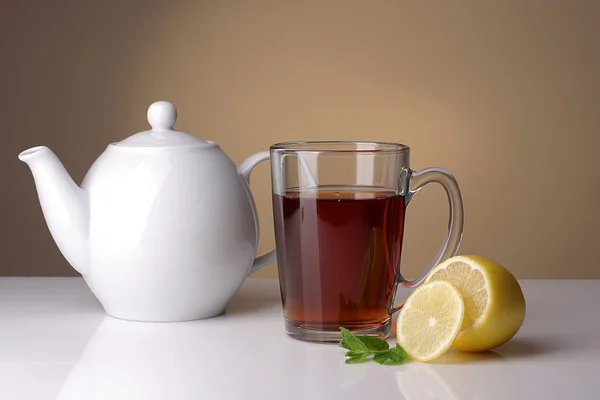 Bule e xícara de chá com limão — Fotografia de Stock