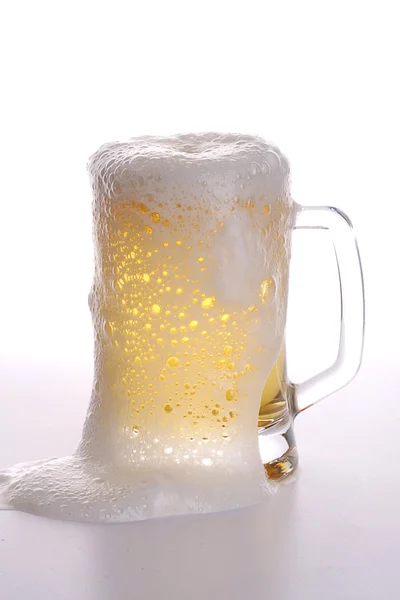白い背景の上に泡のビールマグカップ — ストック写真