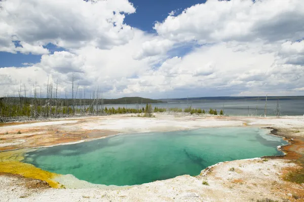 Άβυσσο πισίνα geyser λεκάνη εθνικό πάρκο yellowstone στις ΗΠΑ Ουαϊόμινγκ — Φωτογραφία Αρχείου