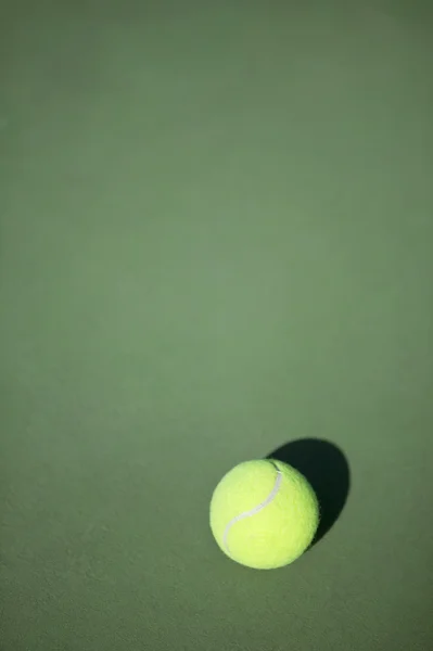 Тенісний м'яч на корті, концептуальна фотографія — стокове фото