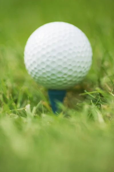 Detail des Golfballs auf dem Abschlag — Stockfoto