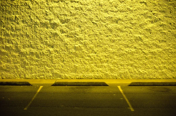 夜は空いてる駐車場 — ストック写真