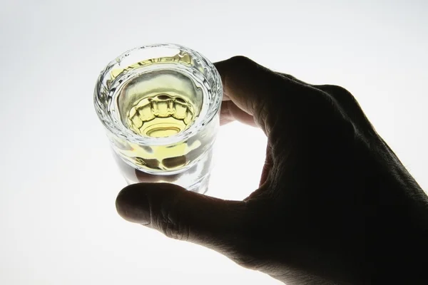 Hand rond shot glas van de drank — Stockfoto