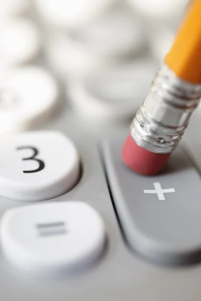 Lápis empurrando botão de adição na calculadora — Fotografia de Stock