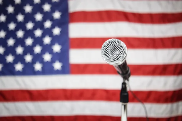 Американский флаг и микрофон — стоковое фото
