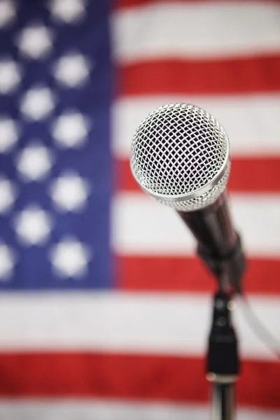 Bandeira Americana e microfone — Fotografia de Stock