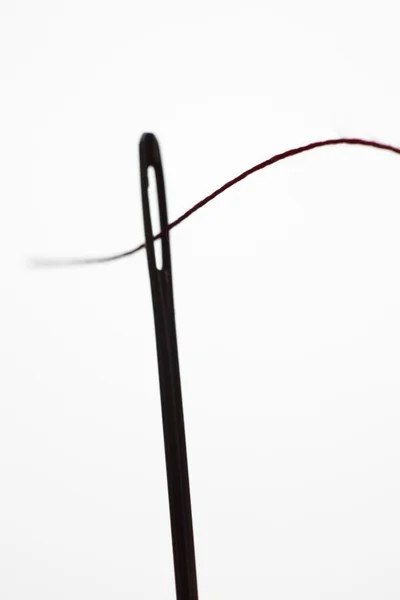 Threading van een naald in silhouet — Stockfoto