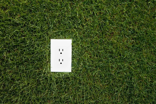 Elektrické zásuvky v trávě — Stock fotografie