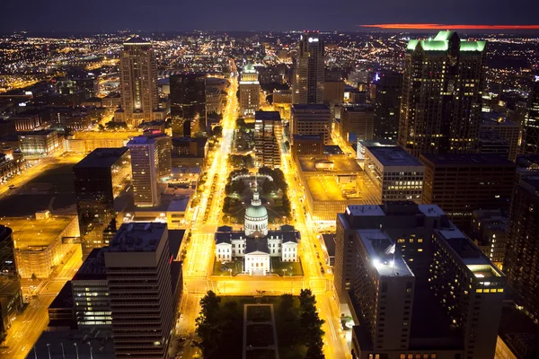 Центр Сент-Луиса Skyline ночью — стоковое фото