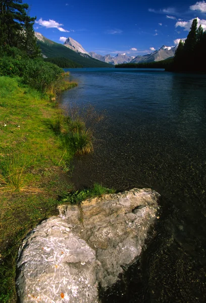 風光明媚な大自然の山の湖 — ストック写真