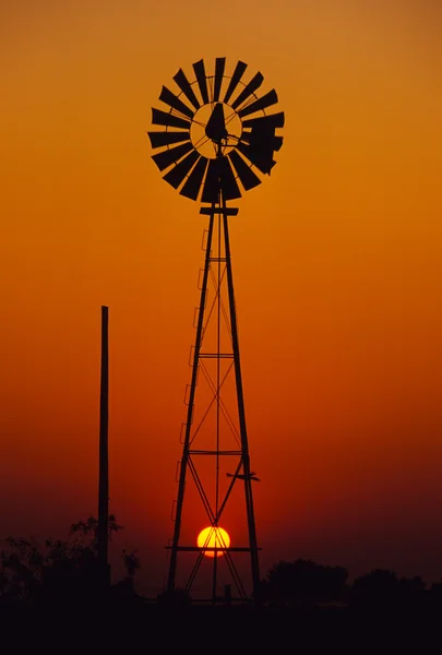 Větrný mlýn v západu slunce — Stock fotografie