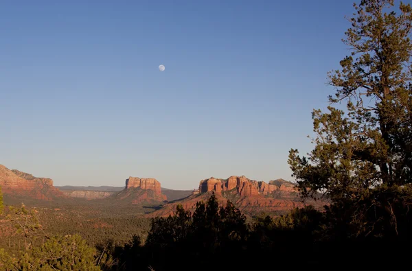 大教堂岩石和满月，亚利桑那州塞多纳 — 图库照片