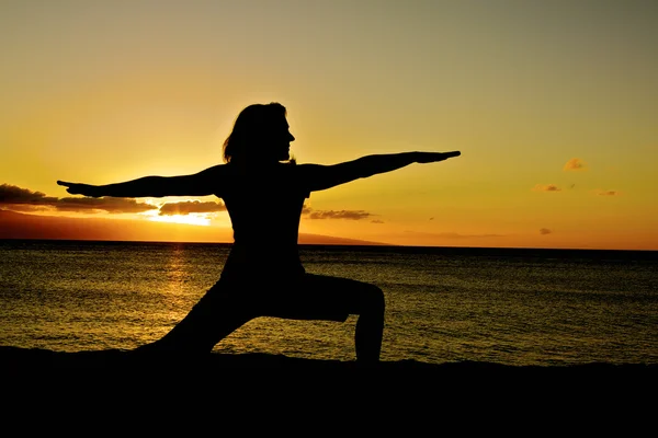 Yoga im Sonnenuntergang — Stockfoto