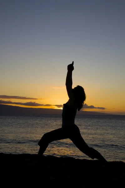 Yoga in zonsondergang — Stockfoto