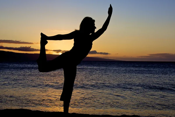 Yoga en la puesta del sol —  Fotos de Stock