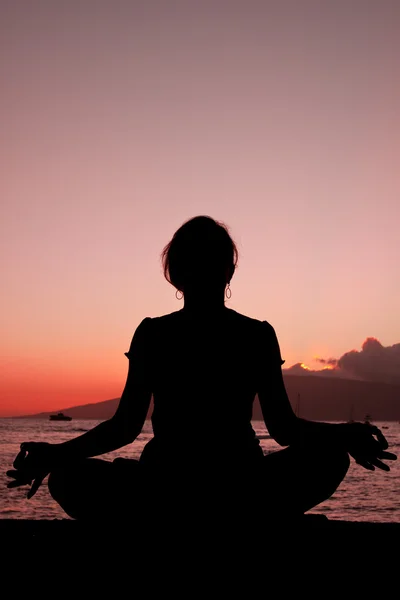 Медитація йога у заході сонця — стокове фото