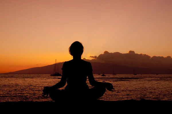 Yoga meditatie in zonsondergang — Stockfoto
