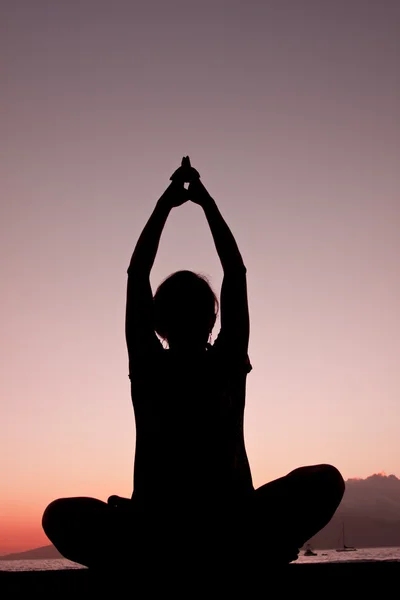 Méditation de Yoga au coucher du soleil — Photo
