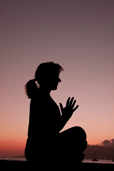 Yoga meditatie in zonsondergang — Stockfoto