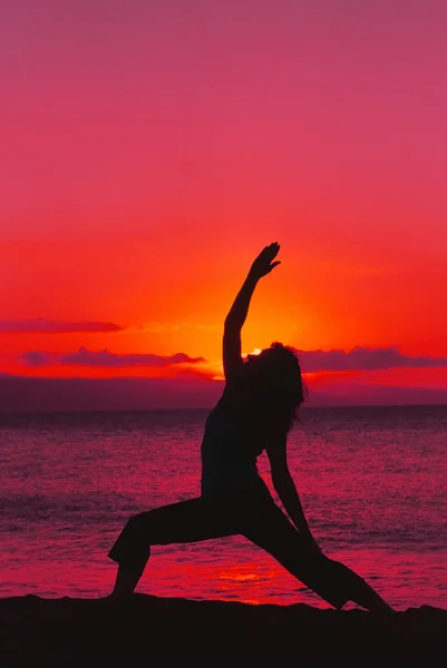 Yoga i solnedgången — Stockfoto