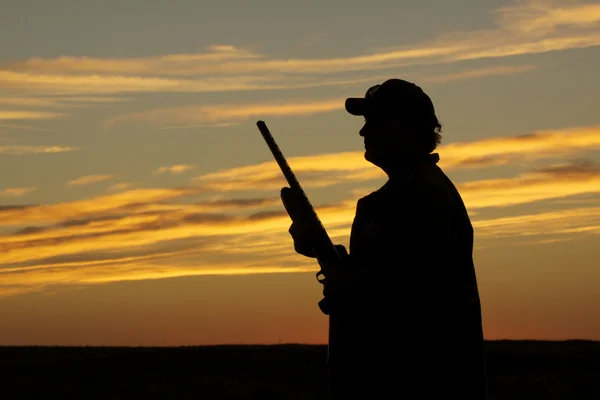 Cacciatore con fucile al tramonto — Foto Stock