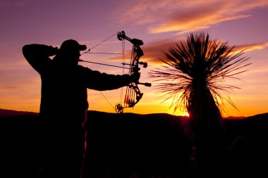 gün batımında bowhunter