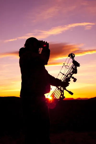 Bowhunter prosklení při západu slunce — Stock fotografie