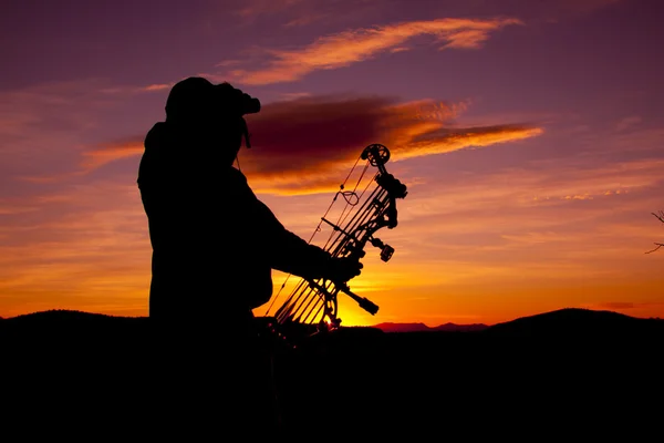 Bowhunter glassing na zachodzie słońca — Zdjęcie stockowe