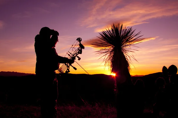 Gün batımında camlama bowhunter — Stok fotoğraf
