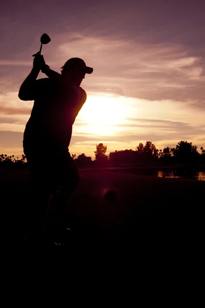Golfista ao pôr do sol — Fotografia de Stock