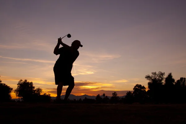 Golfista al atardecer — Foto de Stock
