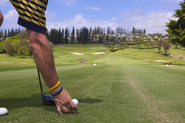 Golfista Teeing Off en Maui — Foto de Stock
