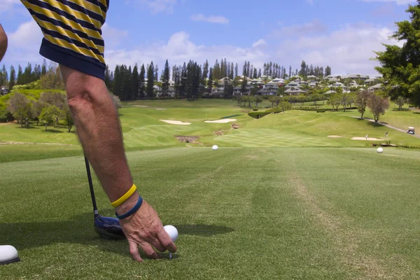 Golfer Teeing Off on Maui — Stock Photo, Image