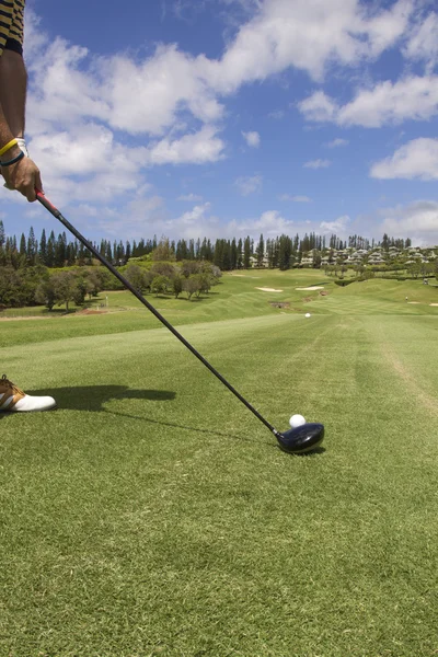 Golfista Teeing Off em Maui — Fotografia de Stock