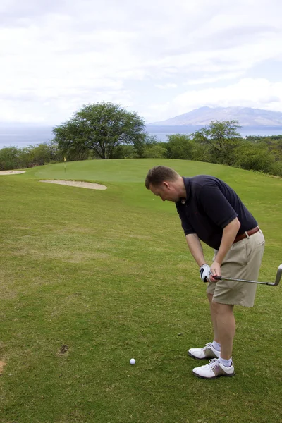 Golfeur Chipping sur Maui — Photo