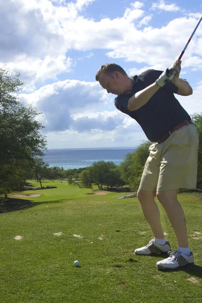 Golfista Teeing Off em Maui — Fotografia de Stock