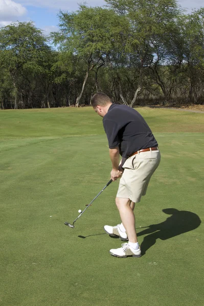 Golfspelare att sätta på maui — Stockfoto