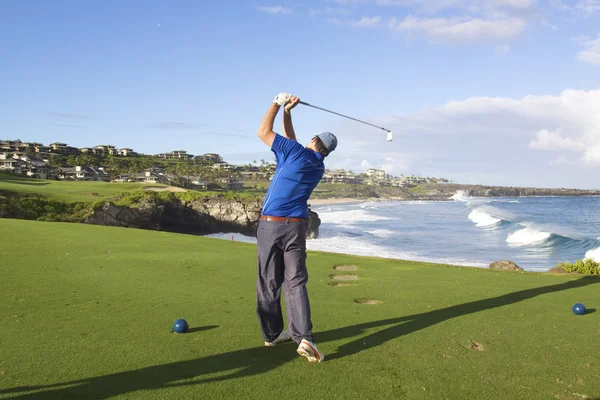 Golfspelare som tee off på maui — Stockfoto