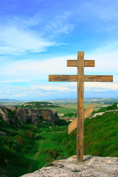 Croce cristiana in cima alla montagna Immagine Stock