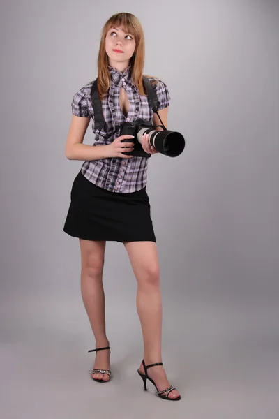 Krásná mladá dívka s fotoaparátem v ruce — Stock fotografie
