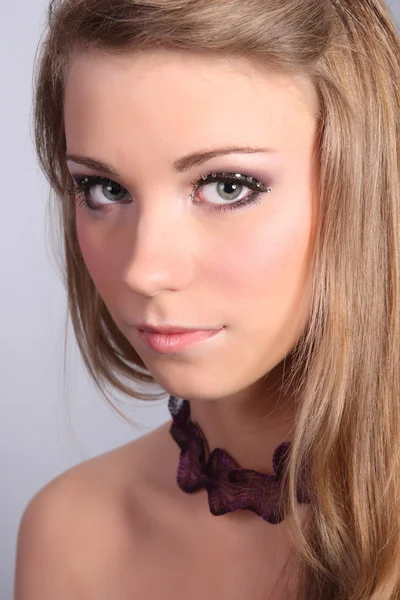 Ritratto della giovane bella ragazza con un ornamento su un collo — Foto Stock