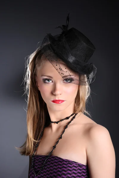 Ritratto della giovane bella ragazza con un cappello — Foto Stock