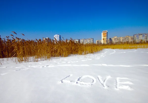 Napis na śniegu "miłości" na zamarzniętym jeziorze — Zdjęcie stockowe