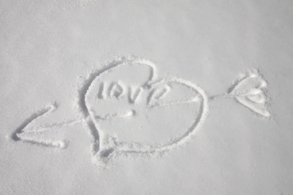 Малюнок видавлюється на снігу "серце зі стрілою " — стокове фото