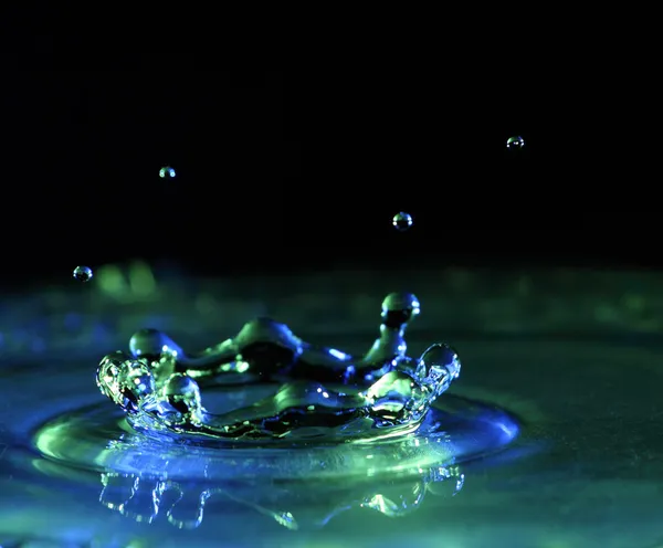 Salpicadura en el agua con gotas — Foto de Stock