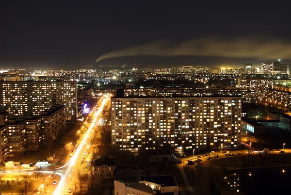 Пейзаж ночного города с дымом из трубы — стоковое фото