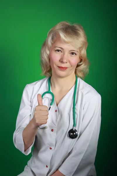 La doctora con un estetoscopio — Foto de Stock